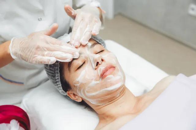 Tratamento facial de limpeza de pele profissional realizado na clínica